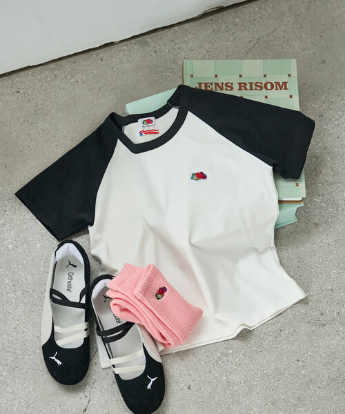 FREAK'S STORE(フリークスストア)の「FRUIT OF THE LOOM × FREAK'S STORE/フルーツオブザルーム 別注 ラグランミニTシャツ(Tシャツ/カットソー・レディース・ブラック/オフホワイト/チャコールグレー/ネイビー・フリ-)」の2枚目の写真