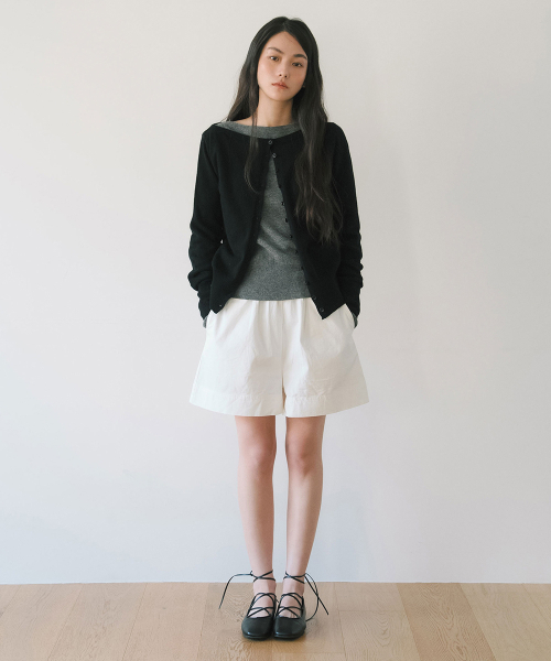 YEARNING(イヤニング)の「ESSENTIAL MERINO WOOL BOAT NECK CARDIGAN, BLACK(カーディガン/ボレロ・レディース・その他・FREE)」の4枚目の写真