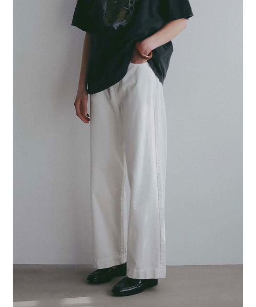 HER.(ハー)の「ルーズストレートデニム(その他パンツ・レディース・ホワイト/ダークインディゴブルー/ブラック・1/2)」の2枚目の写真