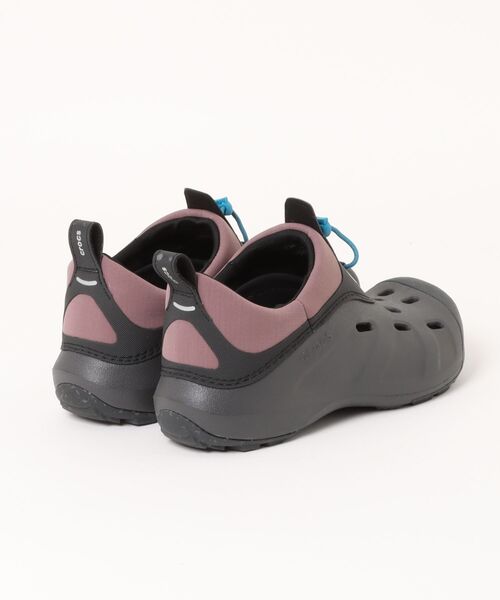 crocs（クロックス）の「【CROCS】212835-0LD QUICK TRAIL LOW TECH（スニーカー・レディース・グレー・26/25/24/23）」の2枚目の写真