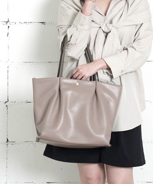 Legato Largo(レガートラルゴ)の「"02"≪Legato Largo≫肩楽 5ポケット/11L フェイクレザー トートバッグ(トートバッグ・レディース・アイボリー/ブラック/グレイッシュベージュ・ONE SIZE)」の1枚目の写真
