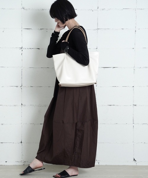 Legato Largo(レガートラルゴ)の「"02"≪Legato Largo≫肩楽 5ポケット/11L フェイクレザー トートバッグ(トートバッグ・レディース・アイボリー/ブラック/グレイッシュベージュ・ONE SIZE)」の4枚目の写真