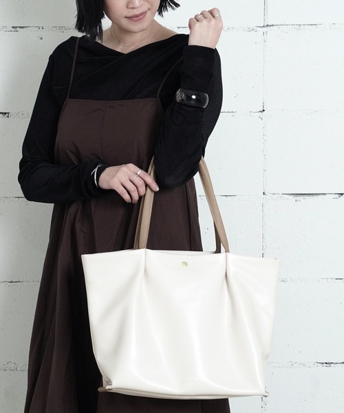 Legato Largo(レガートラルゴ)の「"02"≪Legato Largo≫肩楽 5ポケット/11L フェイクレザー トートバッグ(トートバッグ・レディース・アイボリー/ブラック/グレイッシュベージュ・ONE SIZE)」の5枚目の写真