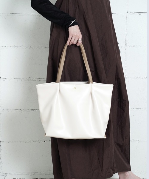 Legato Largo(レガートラルゴ)の「"02"≪Legato Largo≫肩楽 5ポケット/11L フェイクレザー トートバッグ(トートバッグ・レディース・アイボリー/ブラック/グレイッシュベージュ・ONE SIZE)」の6枚目の写真