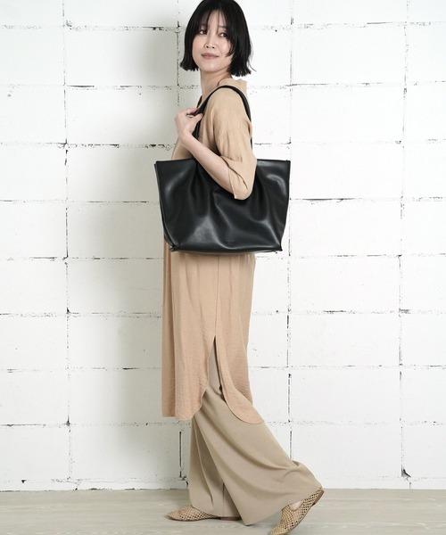 Legato Largo(レガートラルゴ)の「"02"≪Legato Largo≫肩楽 5ポケット/11L フェイクレザー トートバッグ(トートバッグ・レディース・アイボリー/ブラック/グレイッシュベージュ・ONE SIZE)」の7枚目の写真