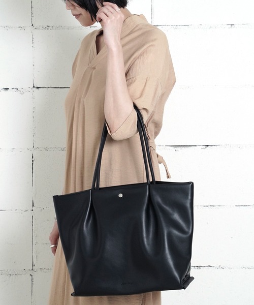 Legato Largo(レガートラルゴ)の「"02"≪Legato Largo≫肩楽 5ポケット/11L フェイクレザー トートバッグ(トートバッグ・レディース・アイボリー/ブラック/グレイッシュベージュ・ONE SIZE)」の8枚目の写真