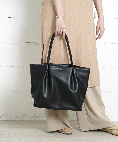 Legato Largo(レガートラルゴ)の「"02"≪Legato Largo≫肩楽 5ポケット/11L フェイクレザー トートバッグ(トートバッグ・レディース・アイボリー/ブラック/グレイッシュベージュ・ONE SIZE)」の9枚目の写真