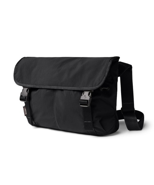 Bellroy(ベルロイ)の「Bellroy-メッセンジャーバッグ Cinch Messenger Bag(メッセンジャーバッグ・メンズ・ブラック・ONE SIZE)」の1枚目の写真