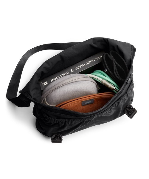Bellroy(ベルロイ)の「Bellroy-メッセンジャーバッグ Cinch Messenger Bag(メッセンジャーバッグ・メンズ・ブラック・ONE SIZE)」の3枚目の写真