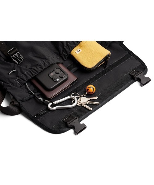 Bellroy(ベルロイ)の「Bellroy-メッセンジャーバッグ Cinch Messenger Bag(メッセンジャーバッグ・メンズ・ブラック・ONE SIZE)」の4枚目の写真