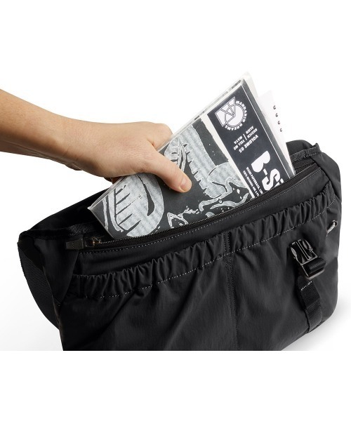 Bellroy(ベルロイ)の「Bellroy-メッセンジャーバッグ Cinch Messenger Bag(メッセンジャーバッグ・メンズ・ブラック・ONE SIZE)」の5枚目の写真