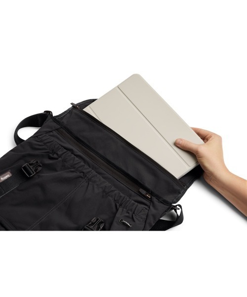 Bellroy(ベルロイ)の「Bellroy-メッセンジャーバッグ Cinch Messenger Bag(メッセンジャーバッグ・メンズ・ブラック・ONE SIZE)」の6枚目の写真
