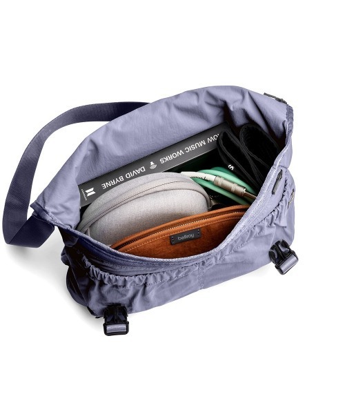 Bellroy(ベルロイ)の「Bellroy-メッセンジャーバッグ Cinch Messenger Bag(メッセンジャーバッグ・メンズ・ブラック・ONE SIZE)」の10枚目の写真