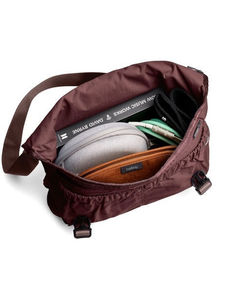 Bellroy(ベルロイ)の「Bellroy-メッセンジャーバッグ Cinch Messenger Bag(メッセンジャーバッグ・メンズ・ブラック・ONE SIZE)」の11枚目の写真