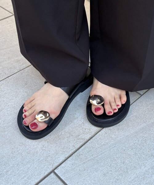 CAPRICIEUX LE'MAGE（カプリシューレマージュ）の「メタルトングサンダル（パンプス・レディース・ブラウン/ブラック・36/37/38）」の4枚目の写真