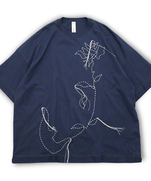SHINYAKOZUKA（シンヤコヅカ）の「【SHINYAKOZUKA】 the mooned flower is stitched on your body（Tシャツ/カットソー・メンズ・ブラック/チャコールグレー・MEDIUM/SMALL）」の2枚目の写真