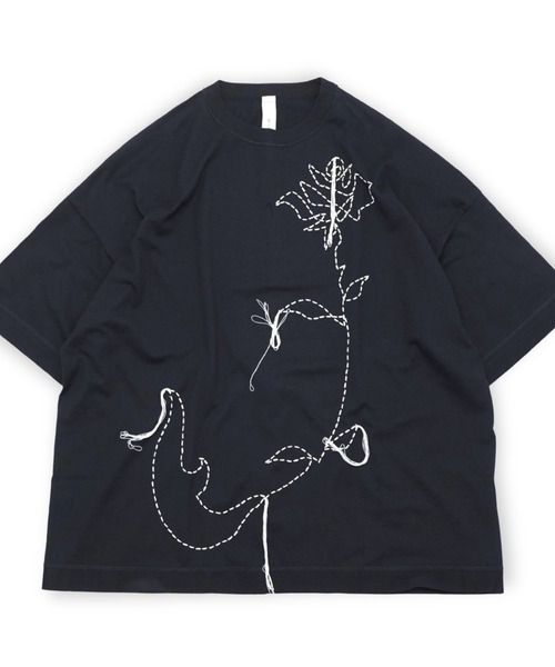 SHINYAKOZUKA（シンヤコヅカ）の「【SHINYAKOZUKA】 the mooned flower is stitched on your body（Tシャツ/カットソー・メンズ・ブラック/チャコールグレー・MEDIUM/SMALL）」の4枚目の写真