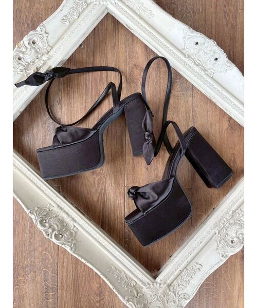 EVRIS（エヴリス）の「ストラップリボンヒールサンダル（サンダル・レディース・その他1/アイボリー/ブラック・SMALL/MEDIUM/LARGE）」の2枚目の写真