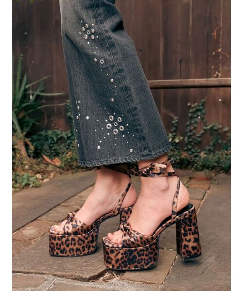 EVRIS（エヴリス）の「ストラップリボンヒールサンダル（サンダル・レディース・その他1/アイボリー/ブラック・SMALL/MEDIUM/LARGE）」の7枚目の写真