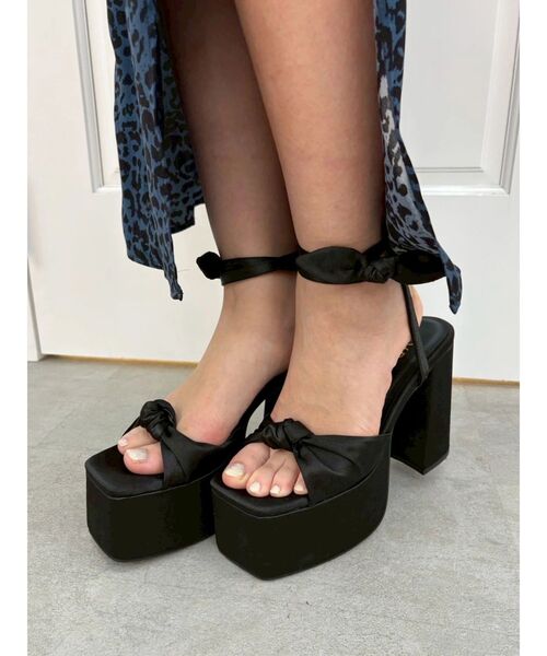 EVRIS（エヴリス）の「ストラップリボンヒールサンダル（サンダル・レディース・その他1/アイボリー/ブラック・SMALL/MEDIUM/LARGE）」の9枚目の写真