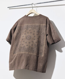 HAV-A-HANK（ハバハンク ）の「HAV-A-HANK/ハバハンク HAV-A-HANK×FREAK'S STORE/ハバハンク 別注 バックプリント バンダナデザイン ピグメント クルーネックTシャツ（Tシャツ/カットソー）」