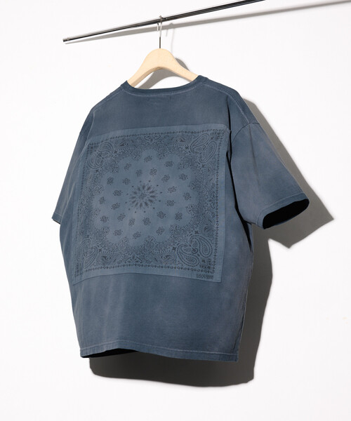 HAV-A-HANK(ハバハンク )の「HAV-A-HANK/ハバハンク HAV-A-HANK×FREAK'S STORE/ハバハンク 別注 バックプリント バンダナデザイン ピグメント クルーネックTシャツ(Tシャツ/カットソー・メンズ・ブラウン/ワインレッド/グリーン/ホワイト/チャコールグレー/ブルー・MEDIUM/LARGE/SMALL)」の4枚目の写真