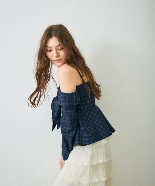 Lunea(ルネア)の「【袖取り外し可】2wayオフショルトップス/キャミソール(シャツ/ブラウス・レディース・ネイビー/ブルー・FREE)」の10枚目の写真