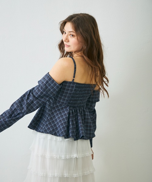 Lunea(ルネア)の「【袖取り外し可】2wayオフショルトップス/キャミソール(シャツ/ブラウス・レディース・ネイビー/ブルー・FREE)」の4枚目の写真