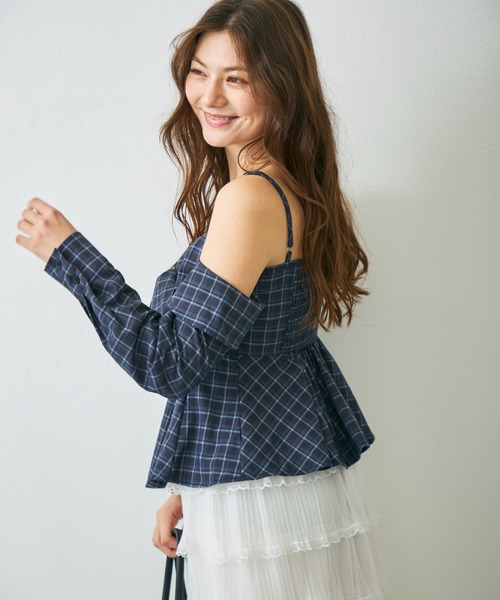 Lunea(ルネア)の「【袖取り外し可】2wayオフショルトップス/キャミソール(シャツ/ブラウス・レディース・ネイビー/ブルー・FREE)」の5枚目の写真