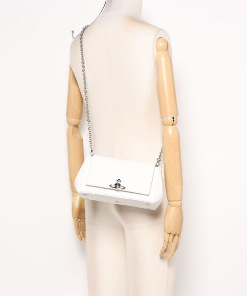 Vivienne Westwood(ヴィヴィアンウエストウッド)の「HAZEL MEDIUM HANDBAG(ショルダーバッグ・レディース・ホワイト・FREE)」の6枚目の写真