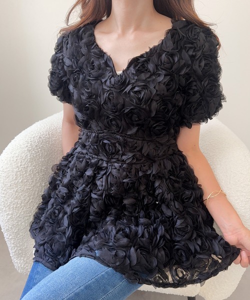 junoah(ジュノア)の「フラワーモチーフチュールペプラムトップス(シャツ/ブラウス・レディース・アイボリー/ピンク/ブラック・SMALL/MEDIUM/LARGE)」の2枚目の写真