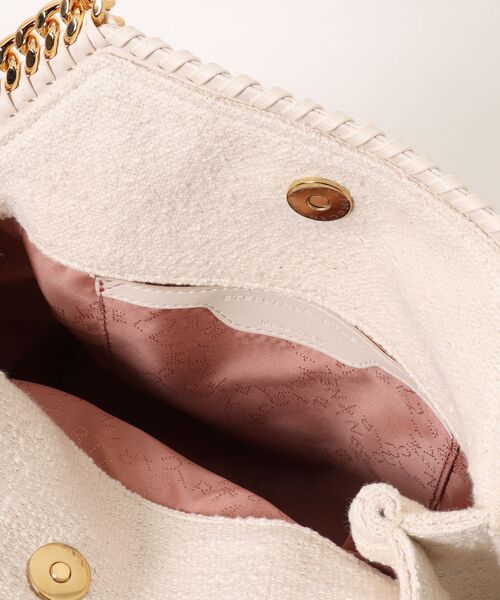 STELLA McCARTNEY(ステラマッカートニー)の「Falabella Charm-Embellished Mini Tote Bag / ファラベラ チャームディテール ミニ トートバッグ(ショルダーバッグ・レディース・ホワイト・ONE SIZE)」の7枚目の写真
