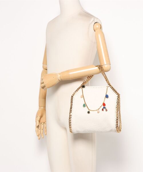 STELLA McCARTNEY(ステラマッカートニー)の「Falabella Charm-Embellished Mini Tote Bag / ファラベラ チャームディテール ミニ トートバッグ(ショルダーバッグ・レディース・ホワイト・ONE SIZE)」の6枚目の写真
