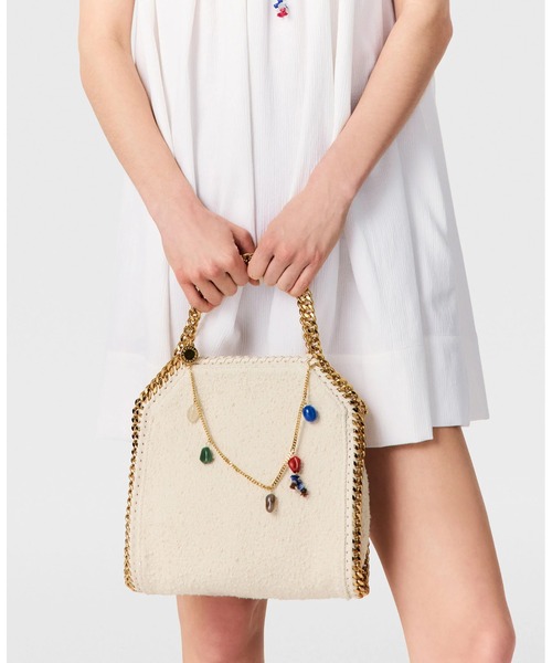 STELLA McCARTNEY(ステラマッカートニー)の「Falabella Charm-Embellished Mini Tote Bag / ファラベラ チャームディテール ミニ トートバッグ(ショルダーバッグ・レディース・ホワイト・ONE SIZE)」の5枚目の写真