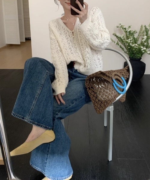 Ritzy(リッツィー)の「透かし編みパールボタン V ネックニットカーディガン(カーディガン/ボレロ・レディース・イエロー/ブルー/ホワイト・FREE)」の4枚目の写真