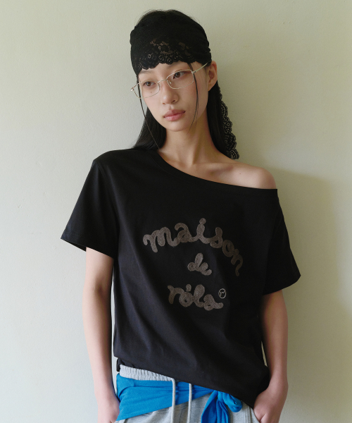 ROLAROLA(ロラロラ)の「MAISON DE ROLA EMBROIDERY OFF SHOULDER T-SHIRT BLACK(Tシャツ/カットソー・レディース・ブラック・FREE)」の1枚目の写真