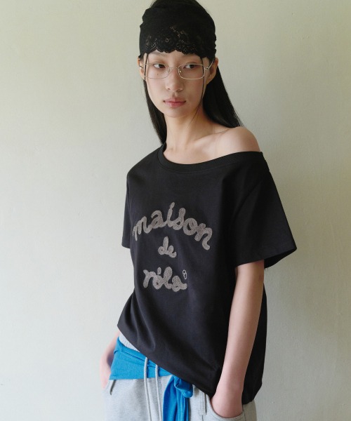 ROLAROLA(ロラロラ)の「MAISON DE ROLA EMBROIDERY OFF SHOULDER T-SHIRT BLACK(Tシャツ/カットソー・レディース・ブラック・FREE)」の2枚目の写真