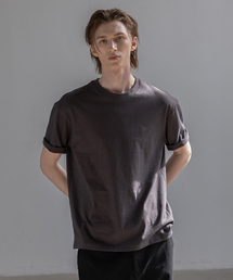 DECOROSO（デコローゾ）の「男女共用エッセンシャルレギュラーフィットロゴ刺繍半袖Tシャツ[チャコール]（Tシャツ/カットソー）」