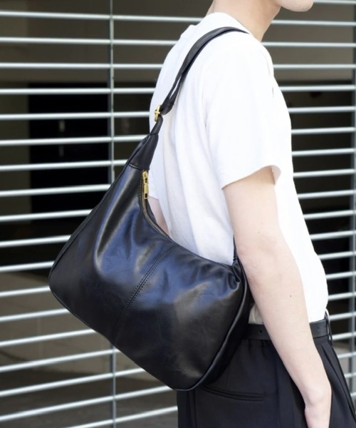 Chikashitsu +(チカシツプラス)の「【Chikashitsu +】vegan leather cross bag / 【チカシツプラス】ヴィンテージコーティングクロスショルダーバッグ(ショルダーバッグ・メンズ・ブラック・ONE SIZE)」の1枚目の写真