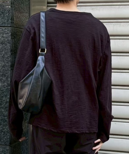 Chikashitsu +(チカシツプラス)の「【Chikashitsu +】vegan leather cross bag / 【チカシツプラス】ヴィンテージコーティングクロスショルダーバッグ(ショルダーバッグ・メンズ・ブラック・ONE SIZE)」の9枚目の写真
