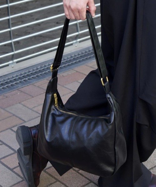 Chikashitsu +(チカシツプラス)の「【Chikashitsu +】vegan leather cross bag / 【チカシツプラス】ヴィンテージコーティングクロスショルダーバッグ(ショルダーバッグ・メンズ・ブラック・ONE SIZE)」の2枚目の写真