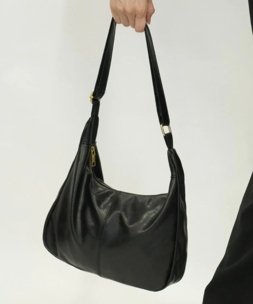 Chikashitsu +(チカシツプラス)の「【Chikashitsu +】vegan leather cross bag / 【チカシツプラス】ヴィンテージコーティングクロスショルダーバッグ(ショルダーバッグ・メンズ・ブラック・ONE SIZE)」の3枚目の写真