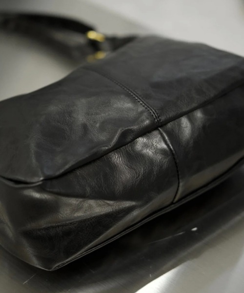 Chikashitsu +(チカシツプラス)の「【Chikashitsu +】vegan leather cross bag / 【チカシツプラス】ヴィンテージコーティングクロスショルダーバッグ(ショルダーバッグ・メンズ・ブラック・ONE SIZE)」の10枚目の写真
