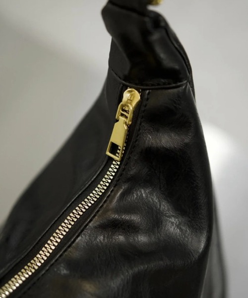 Chikashitsu +(チカシツプラス)の「【Chikashitsu +】vegan leather cross bag / 【チカシツプラス】ヴィンテージコーティングクロスショルダーバッグ(ショルダーバッグ・メンズ・ブラック・ONE SIZE)」の11枚目の写真