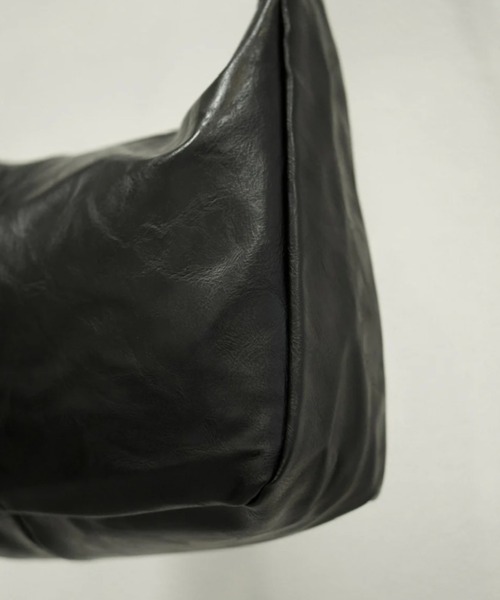 Chikashitsu +(チカシツプラス)の「【Chikashitsu +】vegan leather cross bag / 【チカシツプラス】ヴィンテージコーティングクロスショルダーバッグ(ショルダーバッグ・メンズ・ブラック・ONE SIZE)」の12枚目の写真