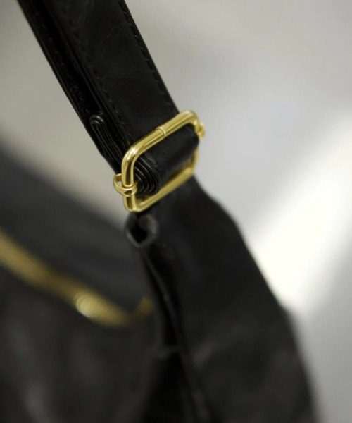 Chikashitsu +(チカシツプラス)の「【Chikashitsu +】vegan leather cross bag / 【チカシツプラス】ヴィンテージコーティングクロスショルダーバッグ(ショルダーバッグ・メンズ・ブラック・ONE SIZE)」の13枚目の写真