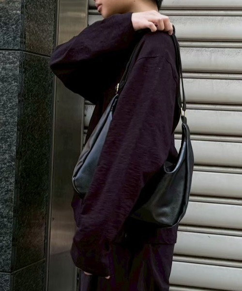 Chikashitsu +(チカシツプラス)の「【Chikashitsu +】vegan leather cross bag / 【チカシツプラス】ヴィンテージコーティングクロスショルダーバッグ(ショルダーバッグ・メンズ・ブラック・ONE SIZE)」の8枚目の写真