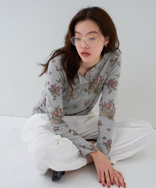 Omekashi（オメカシ）の「【5色展開/花柄・レース】フラワープリント/起毛レースヘンリーカットソー（Tシャツ/カットソー・レディース・ブラック/グレー/オフホワイト/ホワイト系その他/ブラック系その他・FREE）」の6枚目の写真