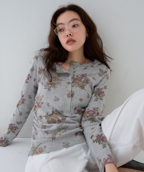 Omekashi（オメカシ）の「【5色展開/花柄・レース】フラワープリント/起毛レースヘンリーカットソー（Tシャツ/カットソー・レディース・ブラック/グレー/オフホワイト/ホワイト系その他/ブラック系その他・FREE）」の7枚目の写真