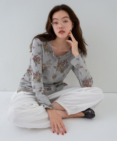 Omekashi（オメカシ）の「【5色展開/花柄・レース】フラワープリント/起毛レースヘンリーカットソー（Tシャツ/カットソー・レディース・ブラック/グレー/オフホワイト/ホワイト系その他/ブラック系その他・FREE）」の9枚目の写真